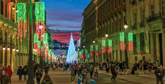 Callé Alcalá con la Puerta del Sol al fondo durante la Navidad 2021. © Madrid Destino. Álvaro López del Cerro