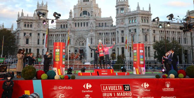 Etapa final Vuelta Ciclista a España 2020. Podio delante del Ayuntamiento de Madrid. Primoz Roglic (Eslovenia), Richard Carapaz (Ecuador) y Hugh John Carthy (Reino Unido)