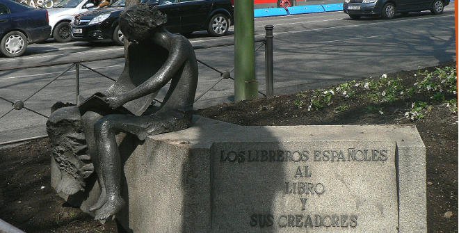 Resultado de imagen de estatua de Dos niños leyendo frente a la Biblioteca Nacional