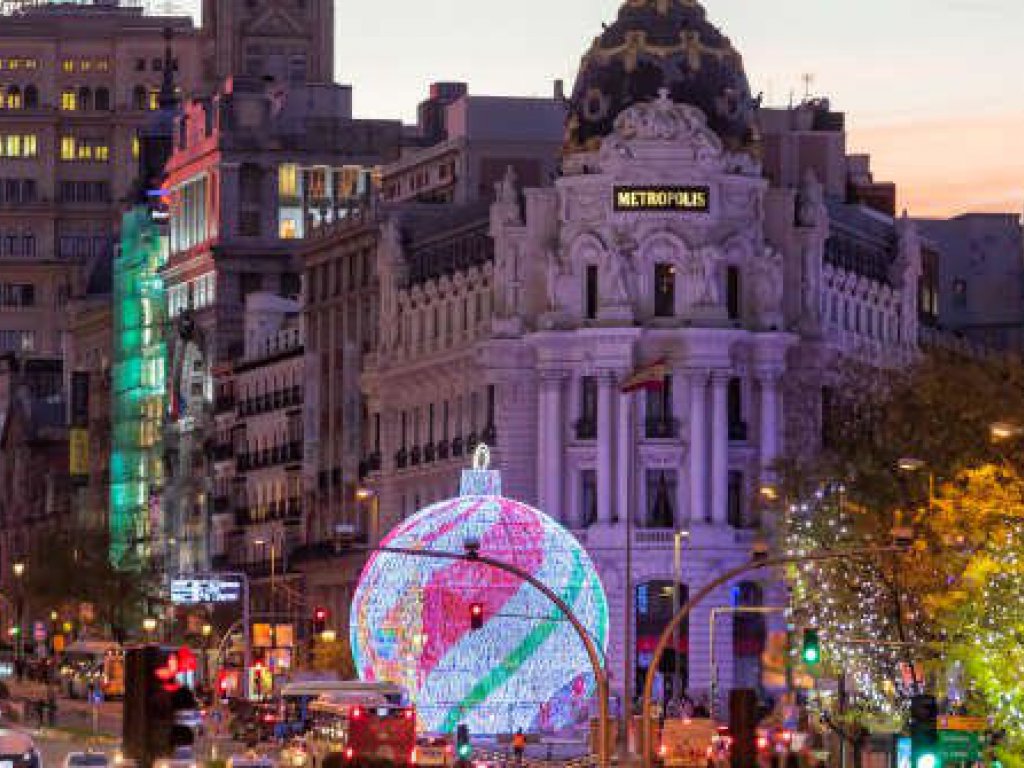 Gran bola de Navidad al lado del Edificio Metrópolis © Madrid Destino. Álvaro López del Cerro