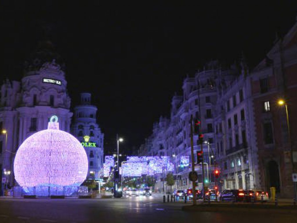 Bola gigante de Navidad delante del Edificio MetrÃ³polis. Navidad 2020 - 2021