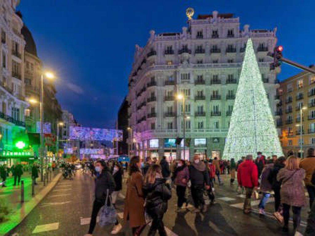 Luces navideñas en Gran Vía con Montera. Navidad 2021 © Madrid Destino Álvaro López del Cerro