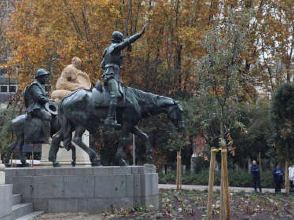 Monumento a Cervantes. Estatuas de El Quijote y Sancho Panza tras la remodelación de la Plaza de España (nov 2021)
