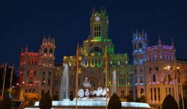 Plaza de Cibeles iluminada con los colores del Orgullo