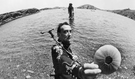 Oriol Maspons. Dalí en la playa de Portlligat, Cadaqués, 1966