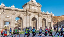 Movistar Medio Maratón de Madrid 2018 a su paso por la Puerta de Alcalá