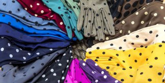 Así de coloridos son los guantes de Santacana (© Álvaro López del Cerro)
